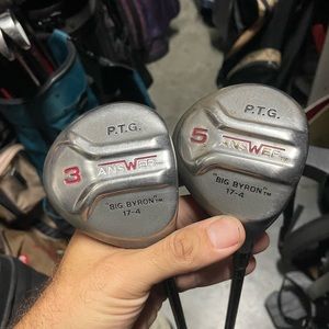 Answer golf woods 3/5 in right hand 
Graphite